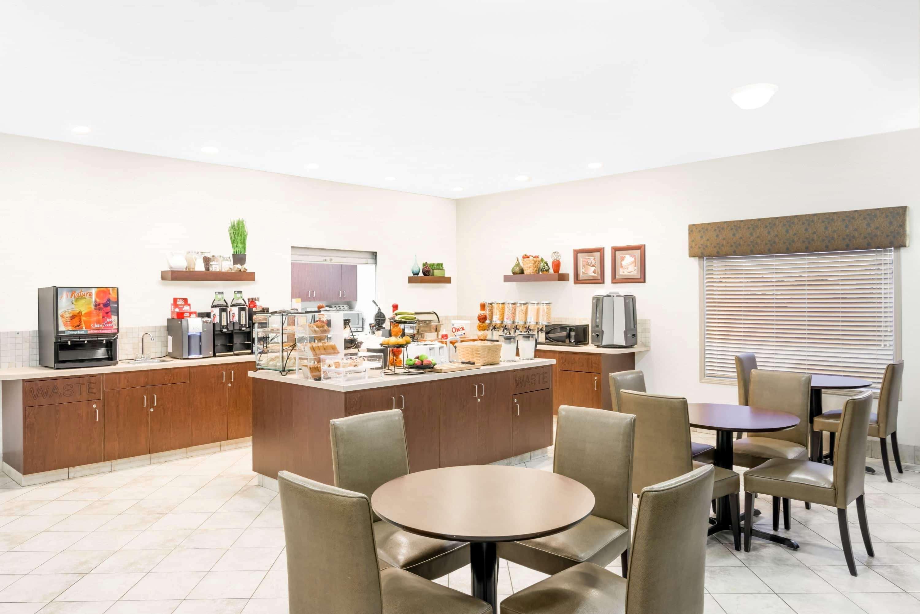 Ramada By Wyndham Olds Otel Dış mekan fotoğraf