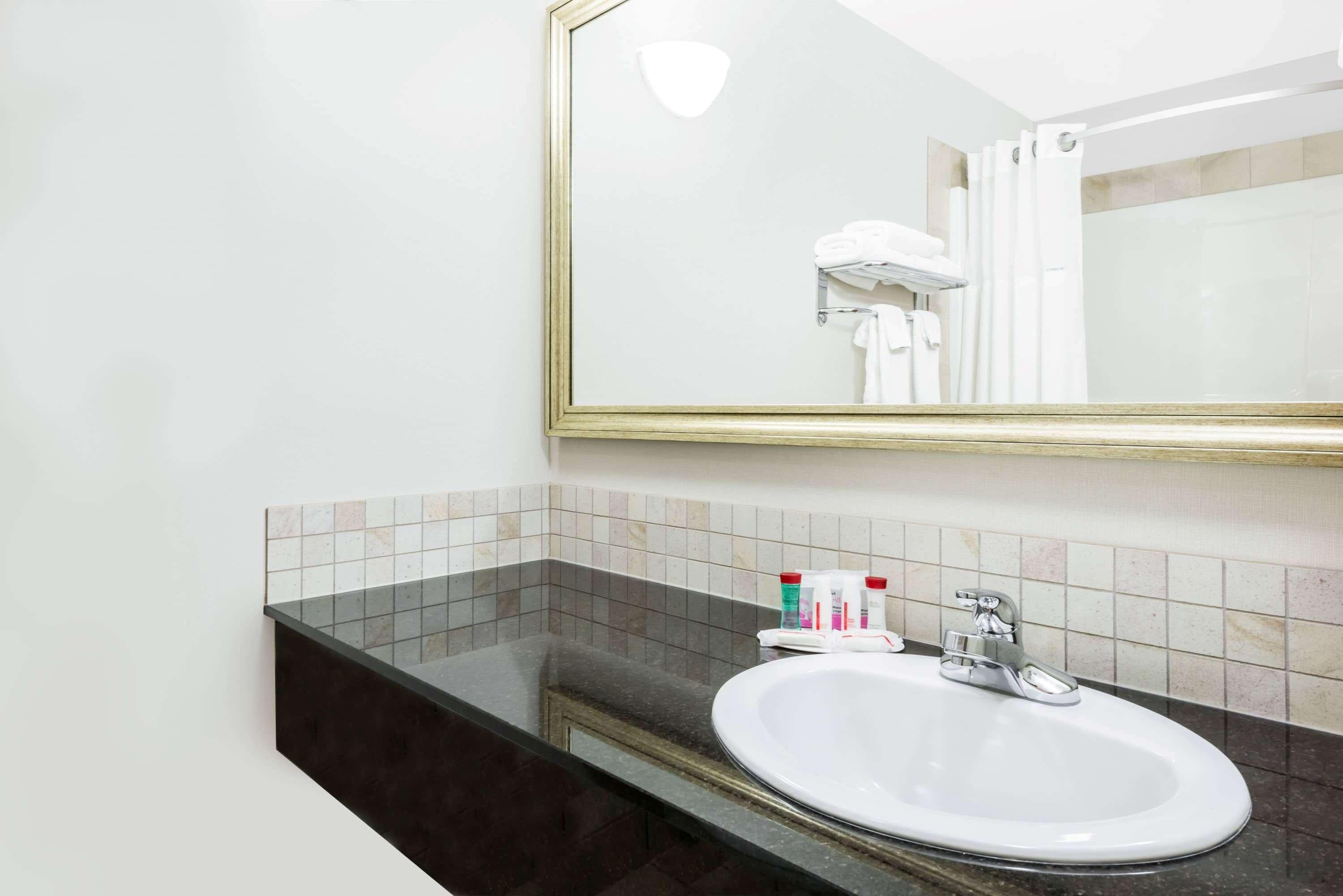 Ramada By Wyndham Olds Otel Dış mekan fotoğraf