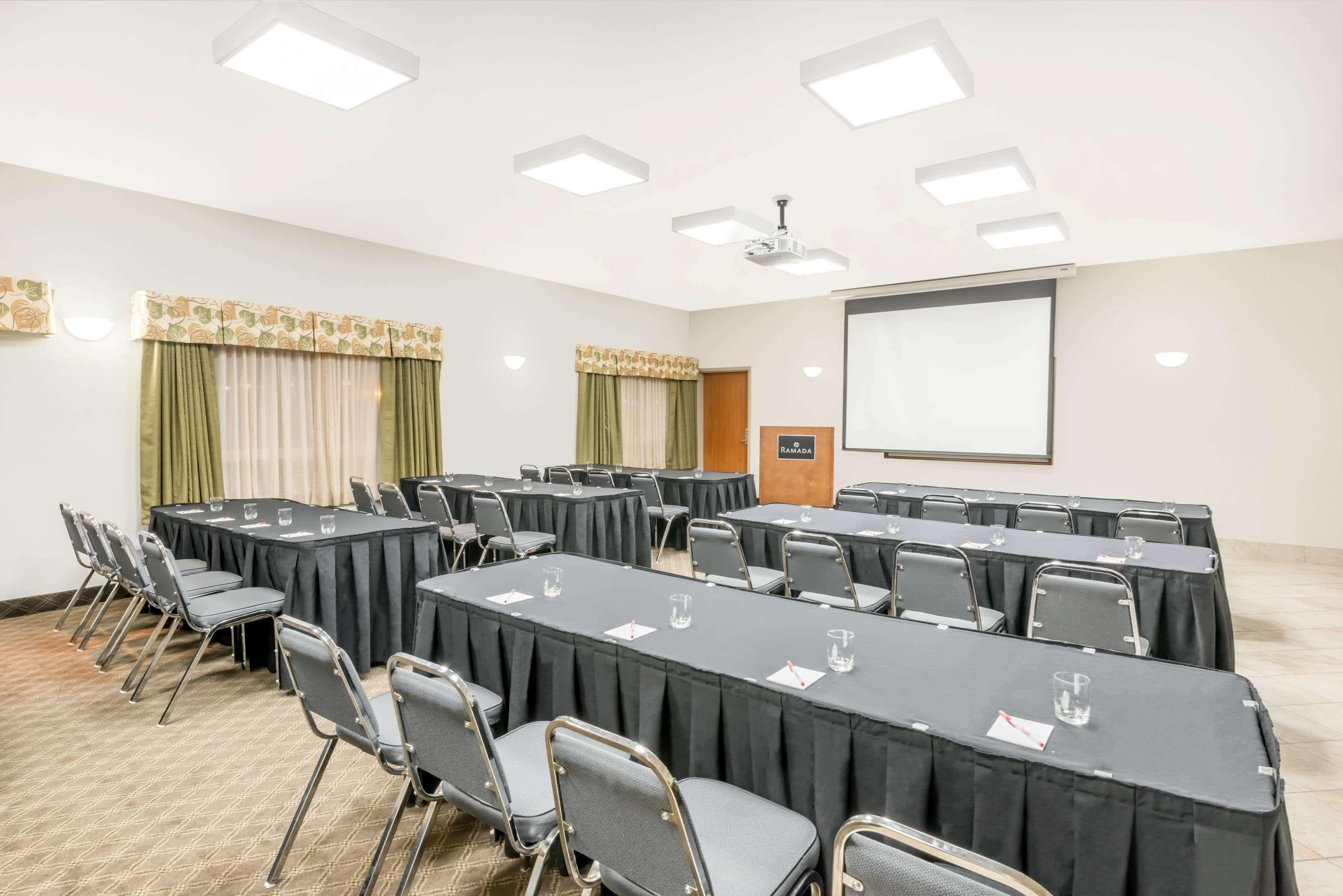 Ramada By Wyndham Olds Otel Dış mekan fotoğraf